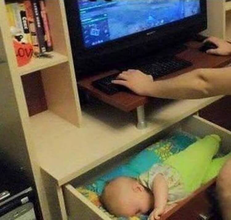 Пока папа играет. Папа и ребенок за компьютером. Прикольный малыш с компьютерами. Отец с ребенком за компьютером. Папы дети и компьютер смешные.
