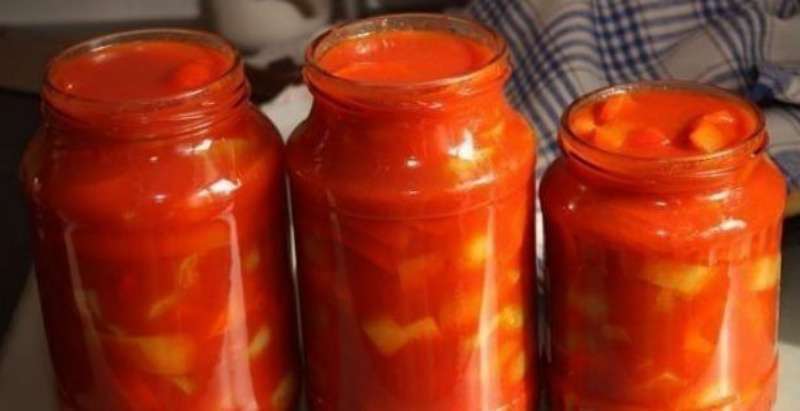 Лечо из 4 кг помидор. Самое вкусное лечо на зиму с помидорами и перцем и морковью и луком. Лечо из болгарского перца с помидорами. Баночки лечо красивые. Помидорное лечо.